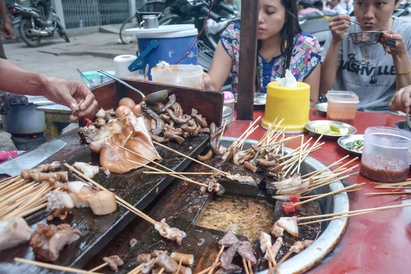 MANDALAY, MIANMAR - AGOSTO 01: Pessoas comendo porco tail- Myanmar comida de rua em 01 de agosto de 2015 em Mandalay, Mianmar — Fotografia de Stock