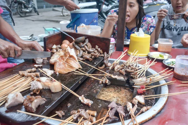 Mandalay, Mianmar - augusztus 01: Emberek étkezés disznó farok - Mianmar street a augusztus 01, 2015-re a Mandalay, Mianmar — Stock Fotó