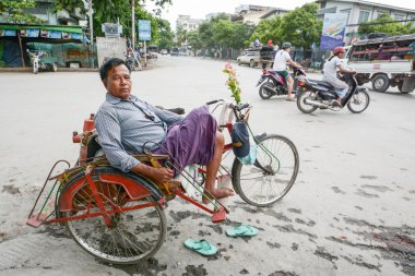 Mandalay, Myanmar Ağustos 01; 01 Ağustos 2015 onun trishaw Mandalay, Myanmar kasabasında oturan yerel adam