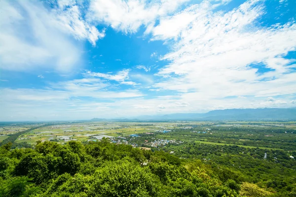 Der Aussichtspunkt auf dem Mandalay-Hügel ist ein wichtiger Wallfahrtsort. ein panoramablick auf mandalay von der spitze des mandalay-hügels allein macht den aufstieg lohnenswert — Stockfoto