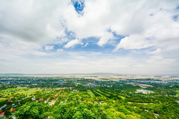 Punkt widokowy na wzgórzu Mandalay jest głównym miejscem pielgrzymek. Panoramiczny widok z Mandalay od szczytu wzgórza Mandalay sprawia, że warto próbować wspiąć się — Zdjęcie stockowe