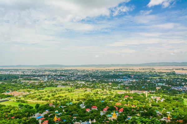 Punkt widokowy na wzgórzu Mandalay jest głównym miejscem pielgrzymek. Panoramiczny widok z Mandalay od szczytu wzgórza Mandalay sprawia, że warto próbować wspiąć się — Zdjęcie stockowe