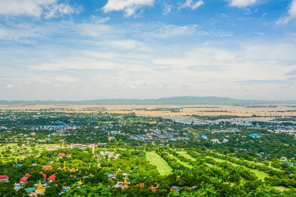 Punkt widokowy na wzgórzu Mandalay jest głównym miejscem pielgrzymek. Panoramiczny widok z Mandalay od szczytu wzgórza Mandalay sprawia, że warto próbować wspiąć się — Zdjęcie stockowe