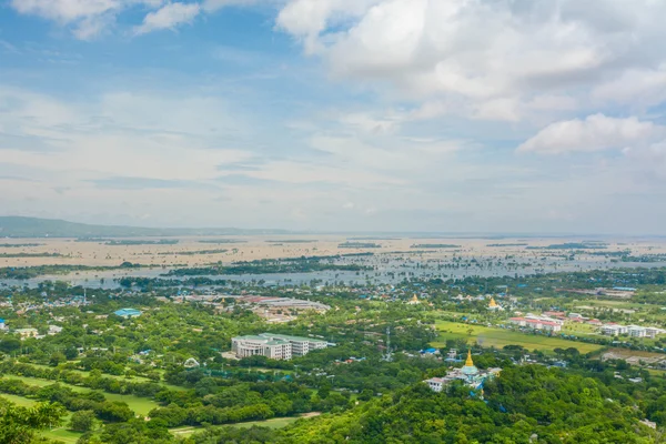 Punkt widokowy na wzgórzu Mandalay jest głównym miejscem pielgrzymek. Panoramiczny widok z Mandalay od szczytu wzgórza Mandalay sprawia, że warto próbować wspiąć się — Zdjęcie stockowe