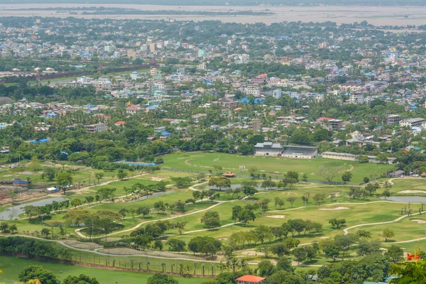 Miradouro em Mandalay Hill é um importante local de peregrinação. Uma vista panorâmica de Mandalay a partir do topo de Mandalay Hill sozinho faz valer a pena tentar uma escalada — Fotografia de Stock