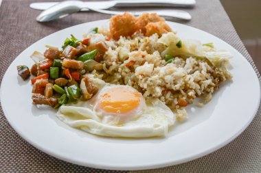Çin kızarmış pilav kızarmış yumurta çubukla bir tabakta sebze, tavuk ile