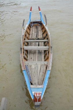 U olmak Köprüsü, Taung Tha adam göl Amarapura, Mandalay, Myanmar içinde renkli bir Birmanya teknede. U olmak köprüdür dünyanın en eski ve en uzun teakwood Köprüsü.
