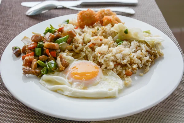 Chinese fried rice with vegetables, chicken and fried eggs served on a plate with chopsticks — Stock Photo, Image