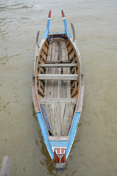 Un colorido barco birmano en el puente U Bein, Taung Tha Man Lake en Amarapura, Mandalay, Myanmar. U Bein puente es el puente de madera de teca más antiguo y más largo del mundo . —  Fotos de Stock