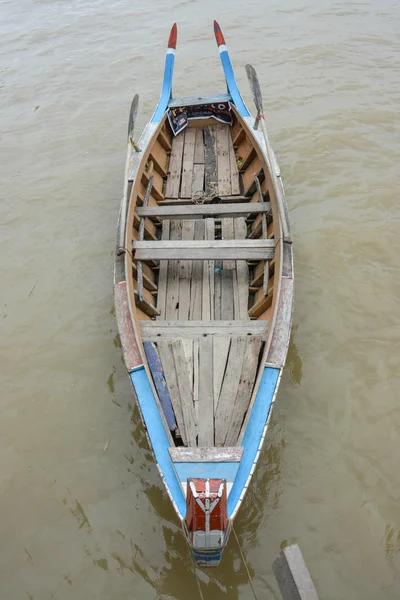 Ein buntes burmesisches boot an der u bein brücke, taung tha man lake in amarapura, mandalay, myanmar. u Beinbrücke ist die älteste und längste Teakholzbrücke der Welt. — Stockfoto