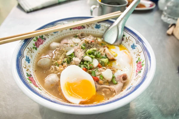 บะหมี่ไทยกับผักและไข่ต้มอ่อน  . — ภาพถ่ายสต็อก