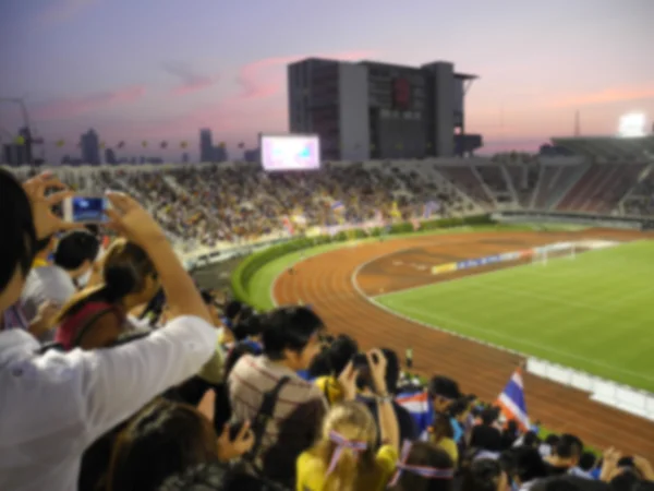 Fondo desenfocado de fútbol o estadio de fútbol en el crepúsculo, Tailandia —  Fotos de Stock