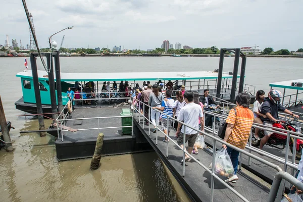 SAMUTPRAKARN - 29 de agosto: Pasajeros abordan y desembarcan un barco en el río Chao Phraya el 29 de agosto de 2015 en Samutprakarn, Tailandia . —  Fotos de Stock