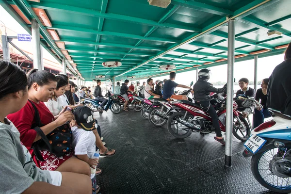 SAMUTPRAKARN - 29 de agosto: pasajeros con motocicleta en línea de pasajeros en el río Chao Phraya el 29 de agosto de 2015 en Samutprakarn, Tailandia . —  Fotos de Stock