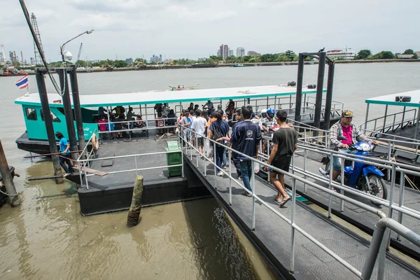 SAMUTPRAKARN - 29 de agosto: Pasajeros abordan y desembarcan un barco en el río Chao Phraya el 29 de agosto de 2015 en Samutprakarn, Tailandia . —  Fotos de Stock
