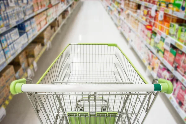 Supermarket interiéru, prázdný červený nákupní košík. — Stock fotografie