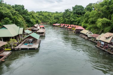Kwai Nehri yüzen evde. Sai Yok Yai şelale alınan. Kanchanaburi, Tayland.