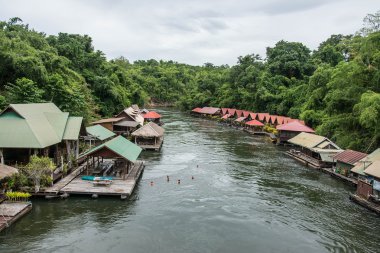 Kwai Nehri yüzen evde. Sai Yok Yai şelale alınan. Kanchanaburi, Tayland.