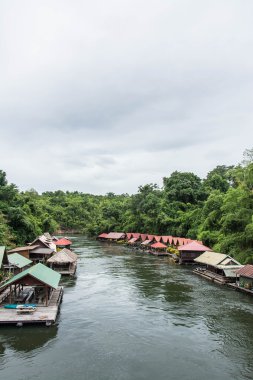 Kwai Nehri yüzen evde. Sai Yok Yai şelale alınan. Kanchanaburi, Tayland.