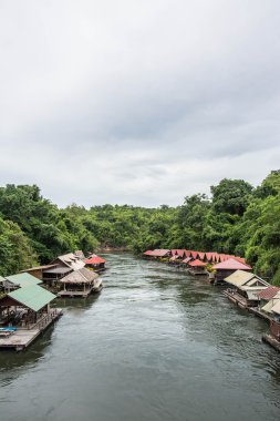 Kwai Nehri yüzen evde. Sai Yok Yai şelale alınan. Kanchanaburi, Tayland.