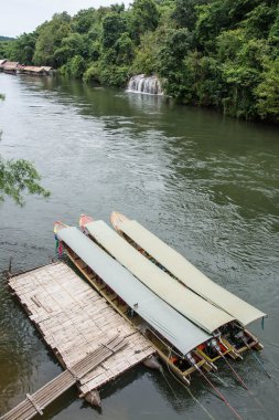 Kwai Nehri uzun kuyruklu bota. Sai Yok Yai şelale alınan. Kanchanaburi, Tayland.