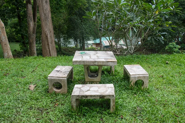 Mesa de mármol exterior y cuatro sillas . —  Fotos de Stock