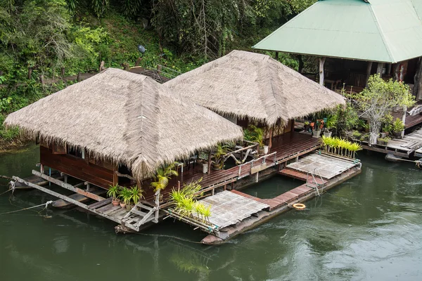 Casa galleggiante nel fiume Kwai. Scattata alla cascata Sai Yok Yai. Kanchanaburi di Thailandia . — Foto Stock