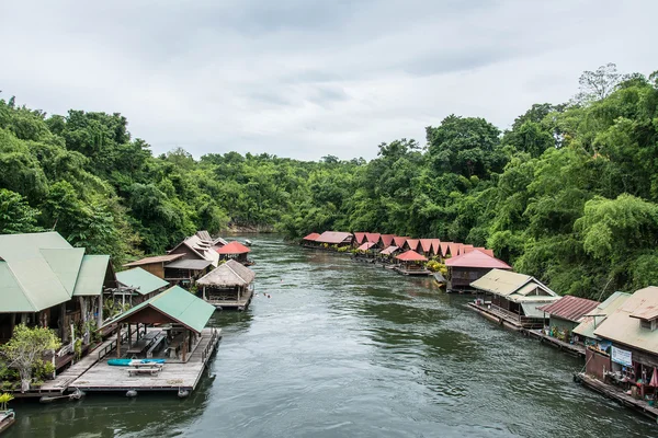 Pływający dom w rzece Kwai. Podjęte w Sai Yok Yai wodospad. Kanchanaburi, Tajlandia. — Zdjęcie stockowe