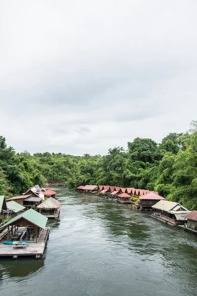 Casa flutuante no rio Kwai. Tomado na cachoeira Sai Yok Yai. Kanchanaburi da Tailândia . — Fotografia de Stock