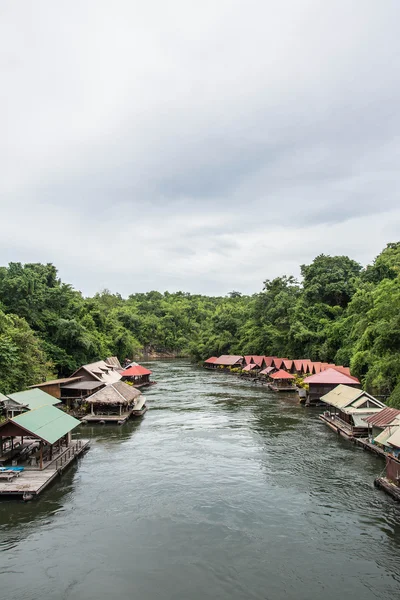 Casa flotante en el río Kwai. Tomado en la cascada de Sai Yok Yai. Kanchanaburi de Tailandia . —  Fotos de Stock