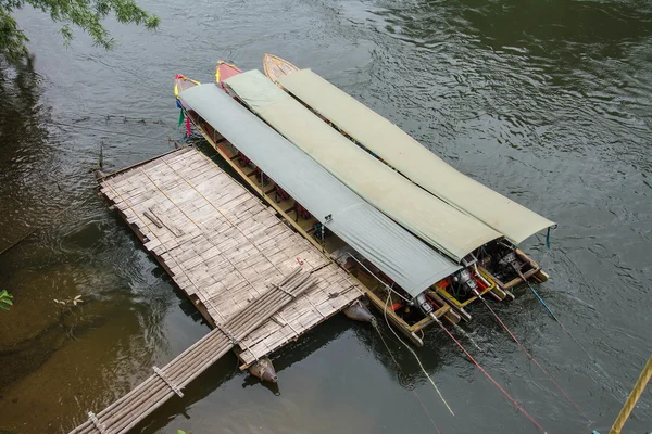 Long-tailed boat in river Kwai. Taken at Sai Yok Yai waterfall. Kanchanaburi of Thailand. — Stock Photo, Image