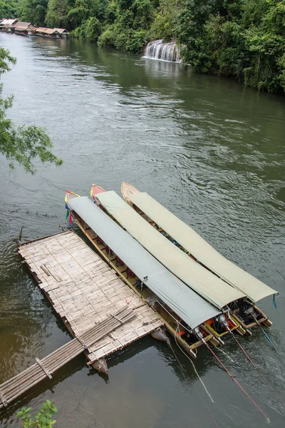 Long-tailed boat in river Kwai. Taken at Sai Yok Yai waterfall. Kanchanaburi of Thailand. — Stock Photo, Image