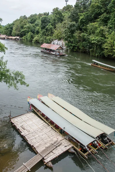 Barco de cola larga con casa flotante en el río Kwai. Tomado en la cascada de Sai Yok Yai. Kanchanaburi de Tailandia . —  Fotos de Stock