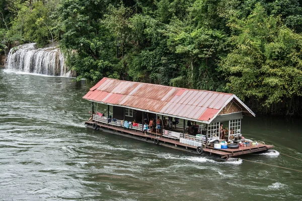 Casa flutuante no rio Kwai. Tomado na cachoeira Sai Yok Yai. Kanchanaburi da Tailândia . — Fotografia de Stock