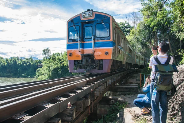 Trenes que circulan por vías férreas de la muerte cruzando el río Kwai en Kanchanaburi tailandia este ferrocarril importante destino de la historia de la Segunda Guerra Mundial construido por prisioneros soldados — Foto de Stock