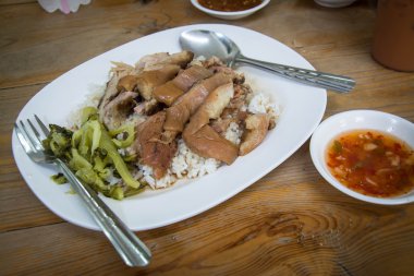 Pirinçli domuz budu ve ahşap masa. Tayland yemeği.
