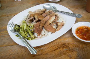 Pirinçli domuz budu ve ahşap masa. Tayland yemeği.