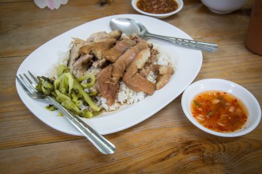 Pirinçli domuz budu ve ahşap masa. Tayland yemeği.