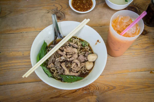 豚肉と肉団子の木のテーブルのタイ風スープ麺 — ストック写真