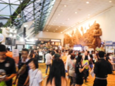 Sergide yürüyen soyut insanlar bulanık arkaplan