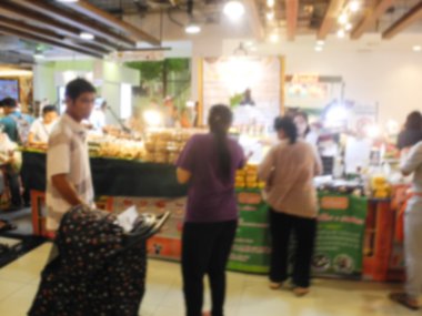 Alışveriş merkezinde yürüyen insanların bulanık görüntü