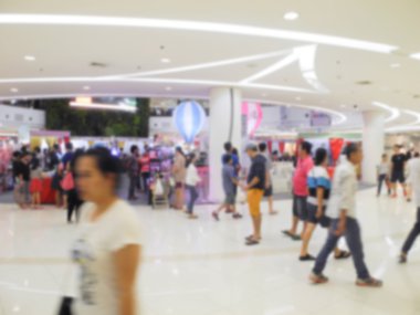 Alışveriş merkezinde yürüyen insanların bulanık görüntü