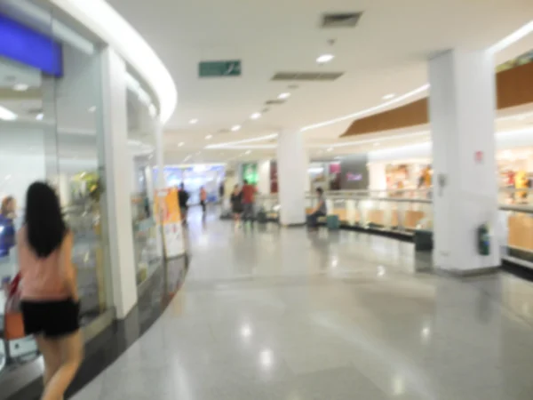 ショッピング モールを歩く人々 のイメージがぼやけ — ストック写真