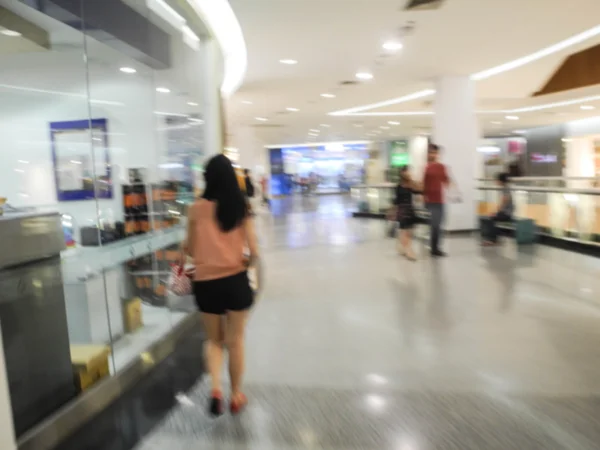 Θολή εικόνα των ανθρώπων με τα πόδια στο εμπορικό κέντρο — Φωτογραφία Αρχείου