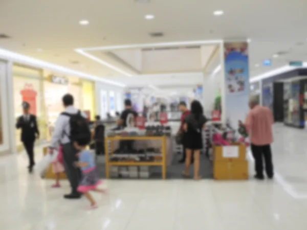 Imagen borrosa de la gente caminando en el centro comercial —  Fotos de Stock