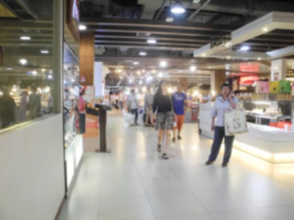 Размытое изображение людей, идущих по торговым центрам — стоковое фото