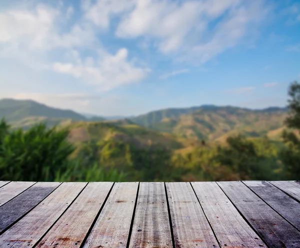 Landschaft mit Holzterrasse — Stockfoto