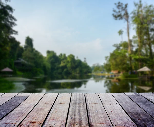 Krajina s dřevěnou terasou — Stock fotografie