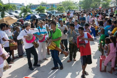 Samutprakarn, Tayland - Ekim 28: insanlar müzik ve Budist oruç gün sonu için Tay geleneksel dans oynarlar. üzerinde 28 Ekim 2015 insamutprakarn, Tayland.