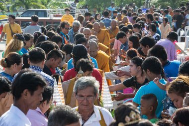 Samutprakarn, Tayland - Ekim 28: Budist rahipler Budist oruç gün sonu için insanlardan sunan yiyecek verilir. 28 Ekim 2015 Samutprakarn, Tayland.